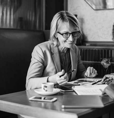 Dr. Eva Tenzer, Rechtsanwältin, berät einen Mandanten in einem Asylfall.